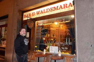 Chodil sem Kryl, Špinarová tu byla za štamgastku. Teď legendární bar končí - Seznam Zprávy